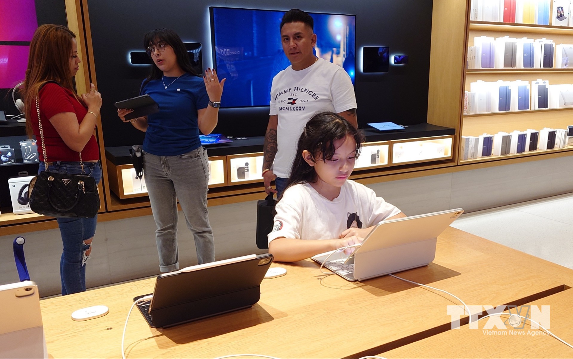 Một bé gái trải nghiệm sản phẩm iPad tại một trung tâm phân phối của Apple ở thủ đô Mexico City, Mexico. (Ảnh: Phi Hùng/TTXVN)
